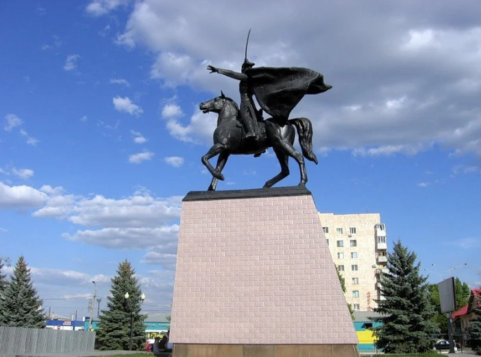 Памятник Чапаеву