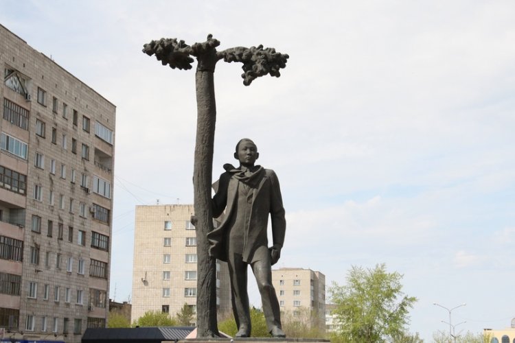 Памятник Султанмахмуту Торайгырову