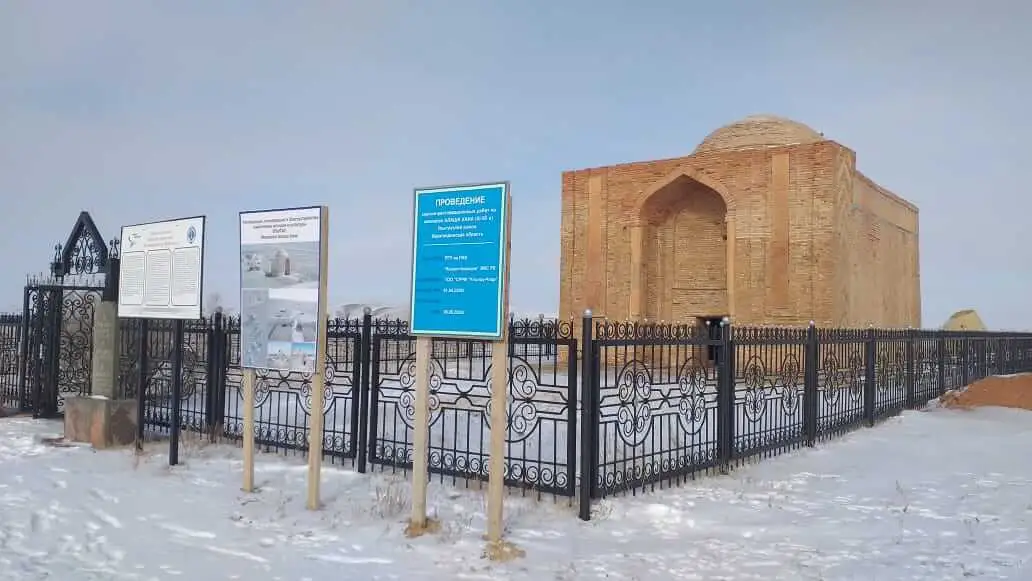 Мавзолеи Жошы хана, Алаша хана и Домбауыл.